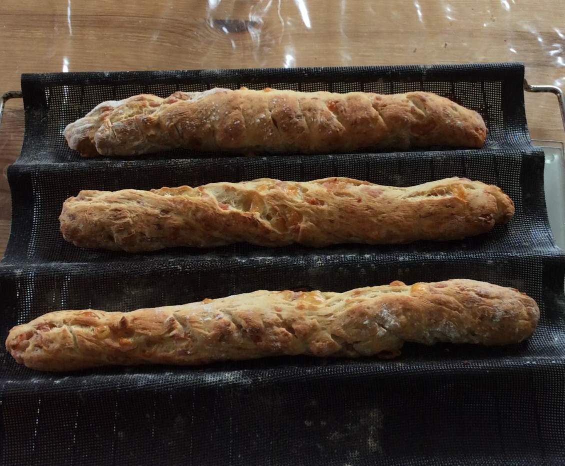 Baguettes apéritives aux lardons et Comté