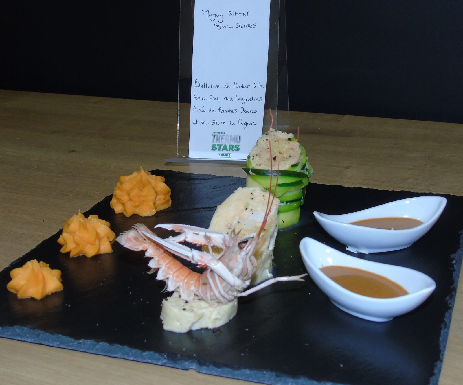 ballottine de poulet à farce fine aux écrevisses, purée de patate douce et sauce au cognac