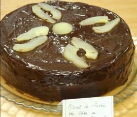 Biscuit de Savoie avec Crème au chocolat et Poires au sirop.