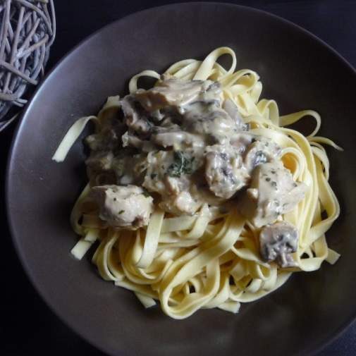 Blancs de poulet à la moutarde, champignons et leurs tagliatelles