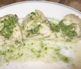 Blancs de poulet farcis aux fanes de radis et champignons