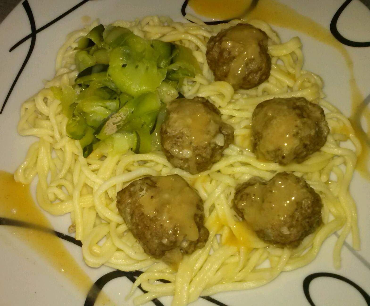 Boulettes de bœuf accompagnées de tagliatelles de courgette et spaguettis 100% maison