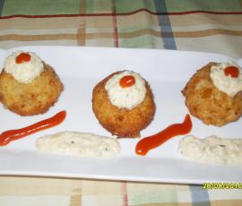 Boulettes de pommes de terre farcie de viande et sa sauce d'oeufs au plat (recette d'Ana Sevilla du forum Thermomix espagnol)