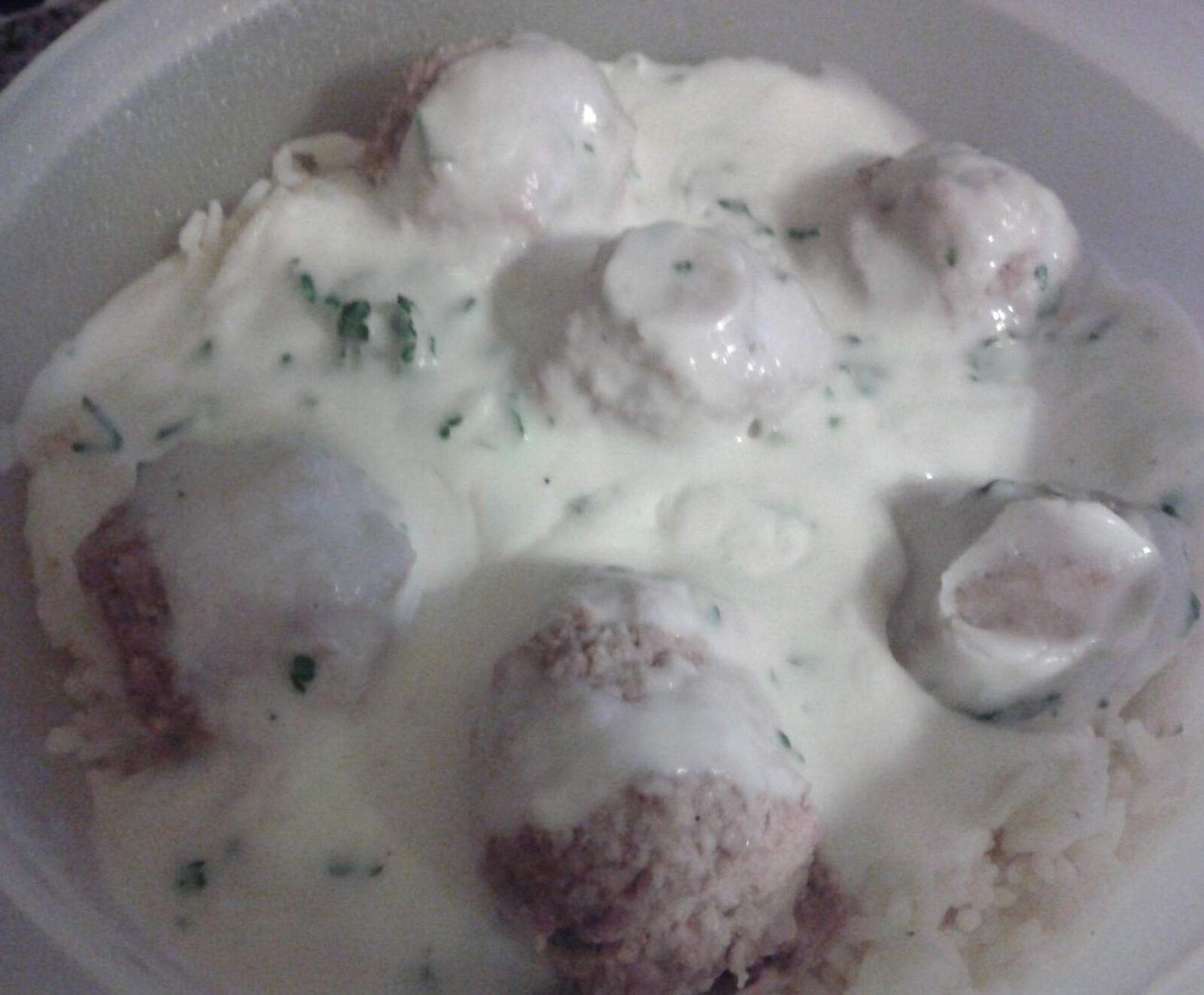 boulettes de viande avec sauce blanche et riz