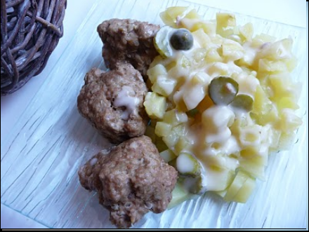 Boulettes, pommes de terre et sauce aux cornichons