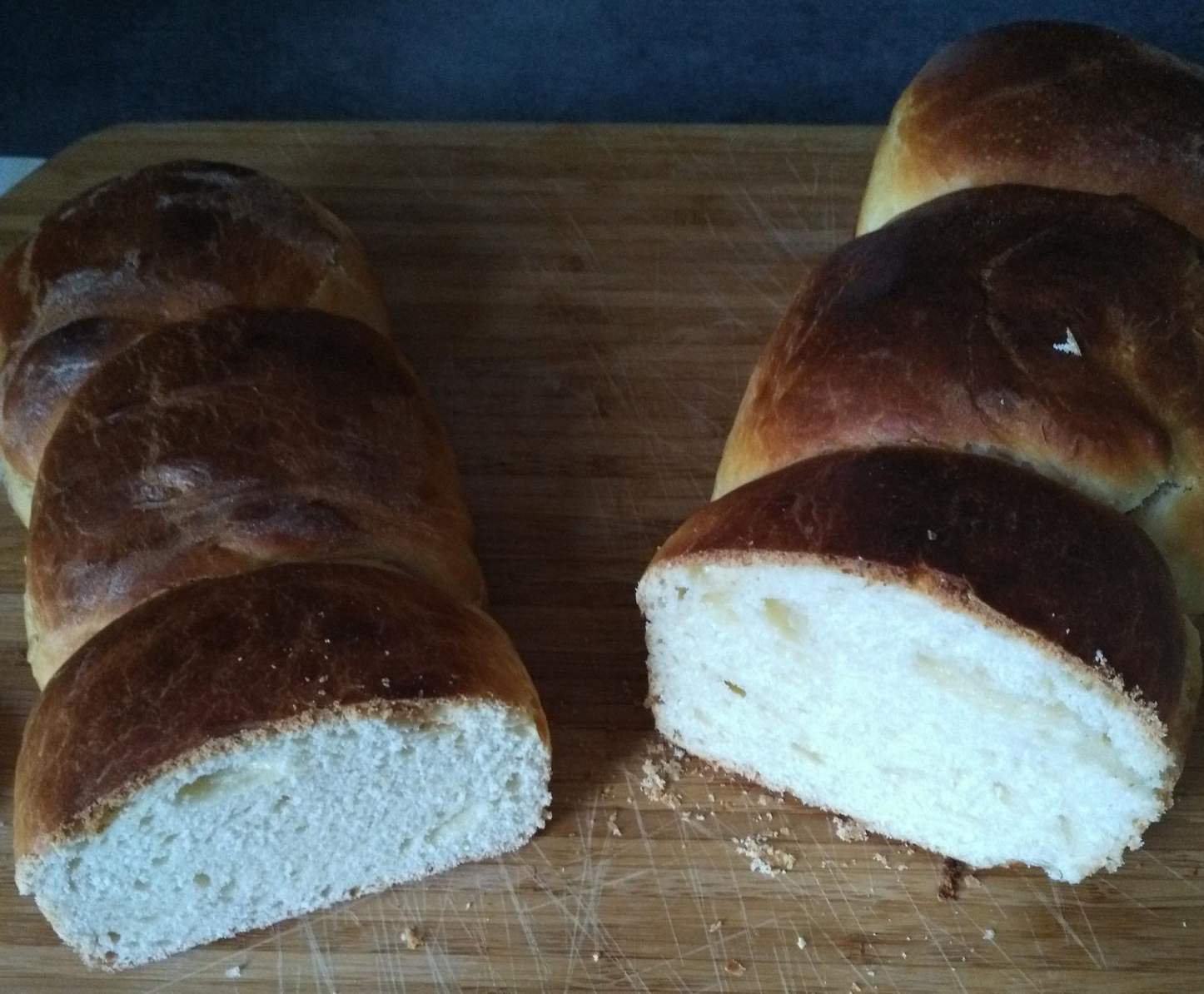 Brioche mie filante (nature à gauche, sucrée à droite)