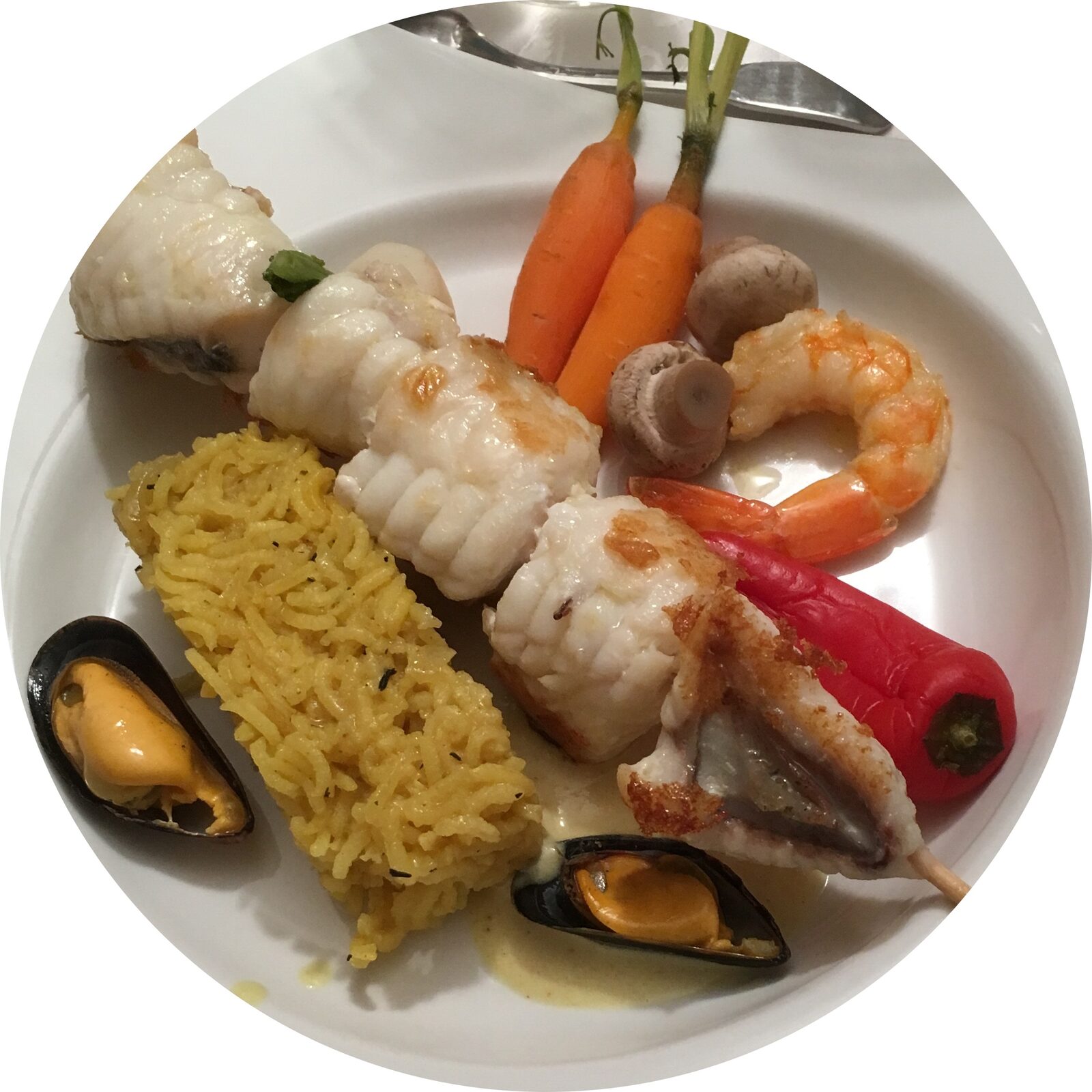 BROCHETTE DE LOTTE AU CURRY AVEC SON RIZ SAFRANE ET SES PETITS LEGUMES