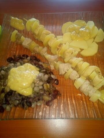 Brochettes de dinde marinée et de porc au miel vapeur, accompagnées d'un mix de légumes secs colorés et pommes de terres