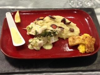 Brochettes de filets de Perche et ravioles du Dauphiné, sa purée de panais, ses frites de Polenta et sa sauce au serpolet