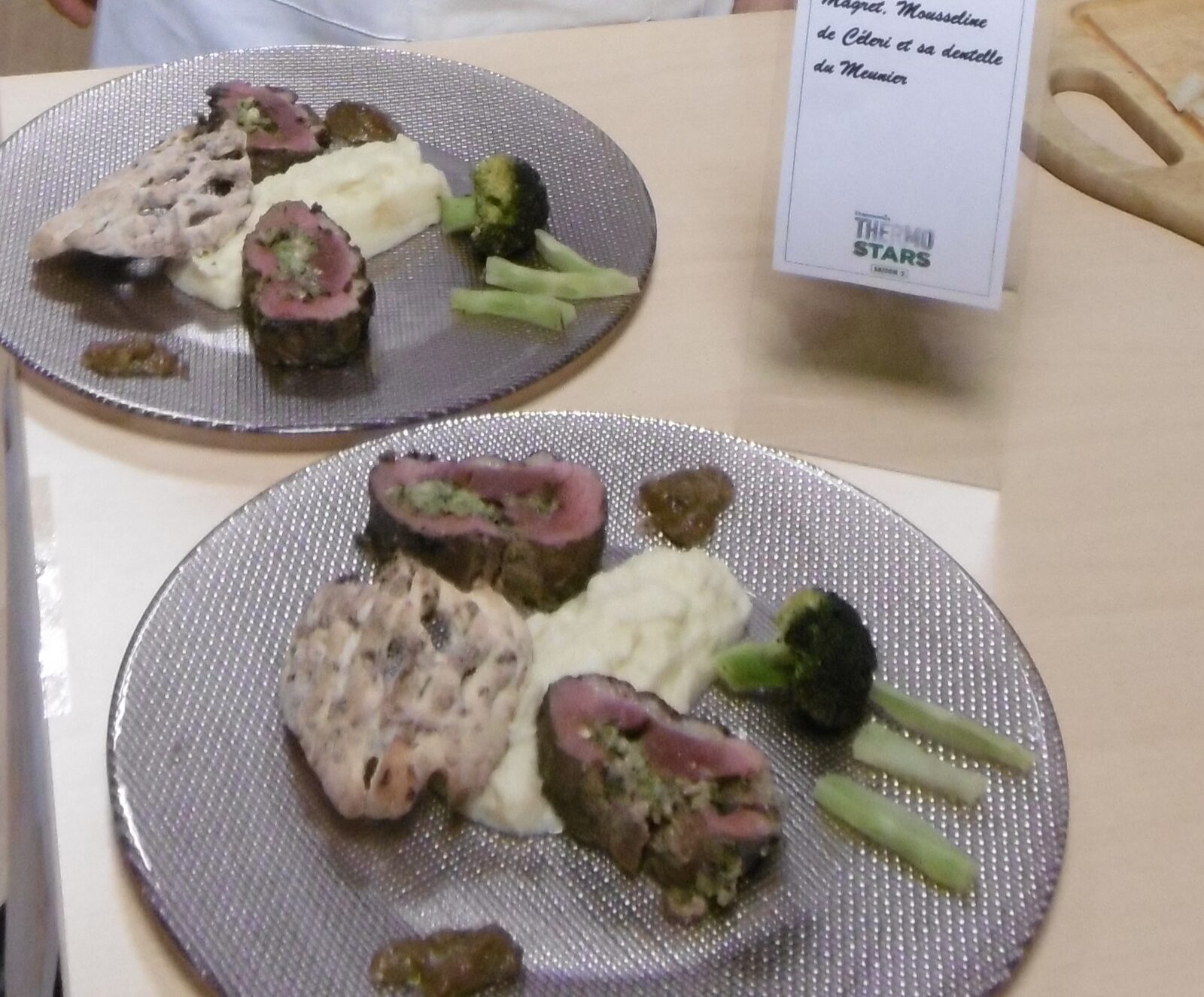 Brocolis en robe de magret, mousseline de celeri et sa dentelle du meunier