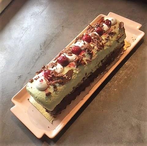 Bûche Chocolat Pistache et Cerises