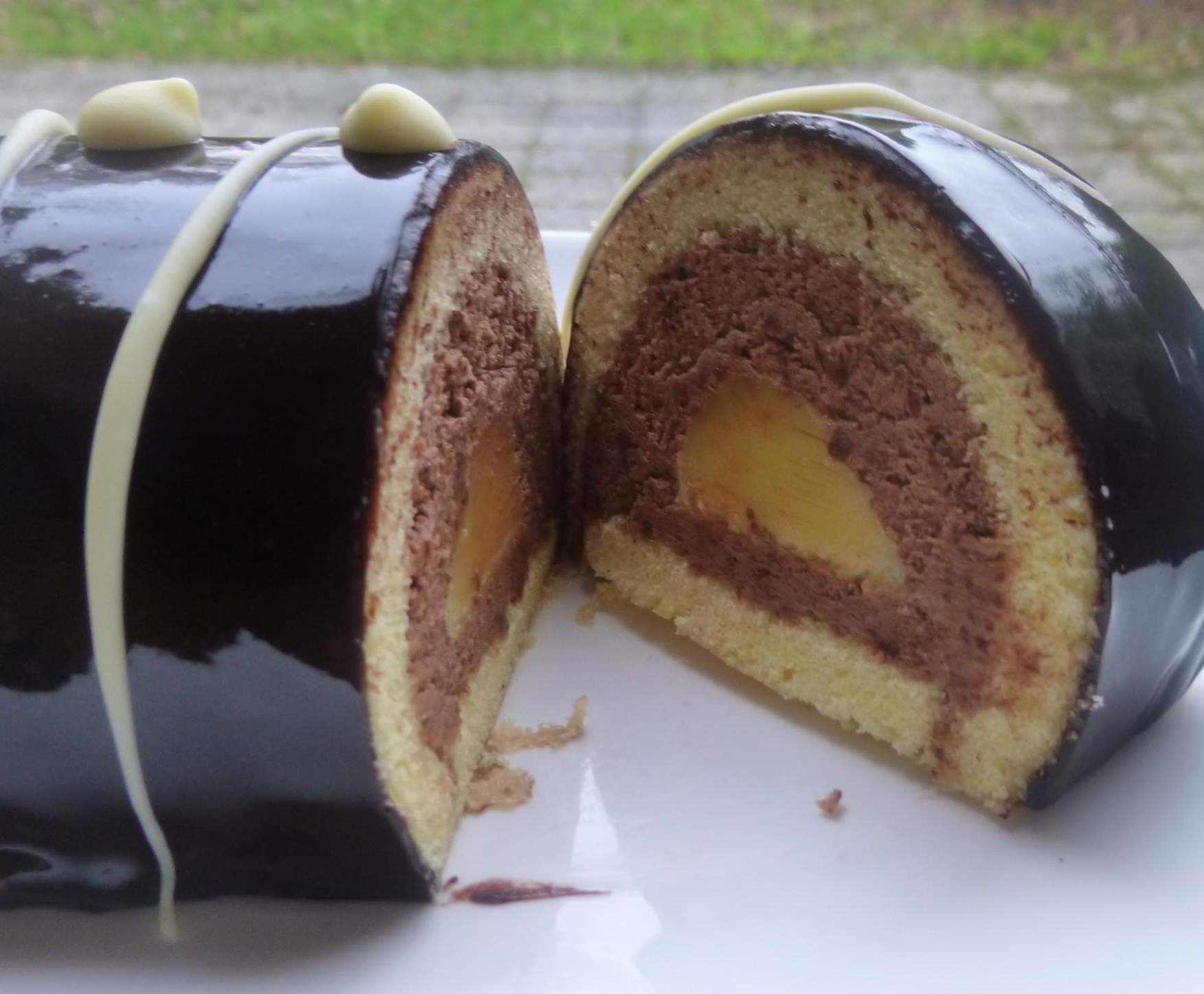 bûche mousse chocolat, insert lemon curd,glaçage miroir chocolat