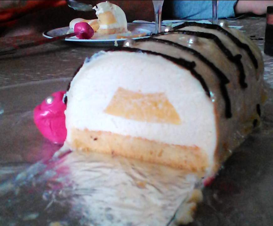 Buche mousse vanille coeur ananas