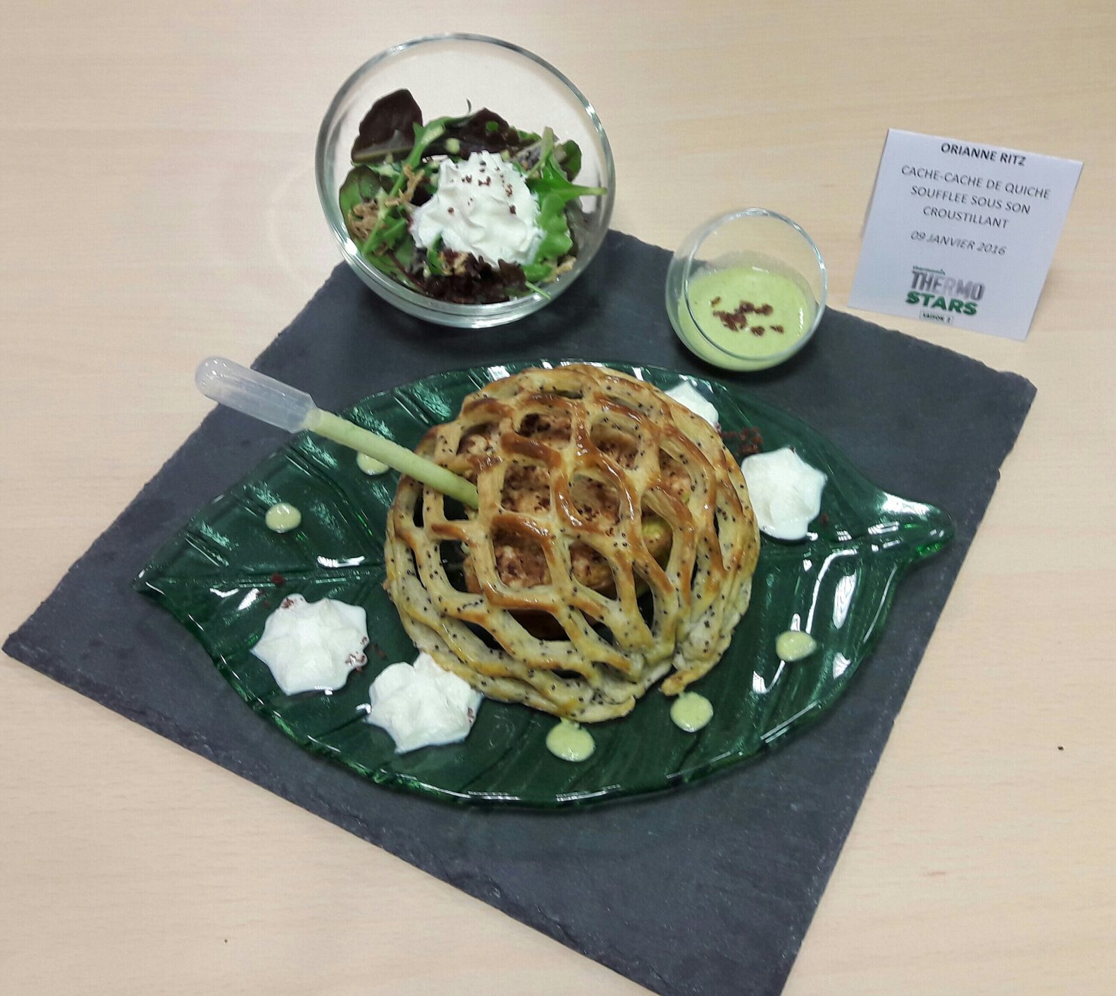 Cache-cache de quiche soufflée sous son croustillant