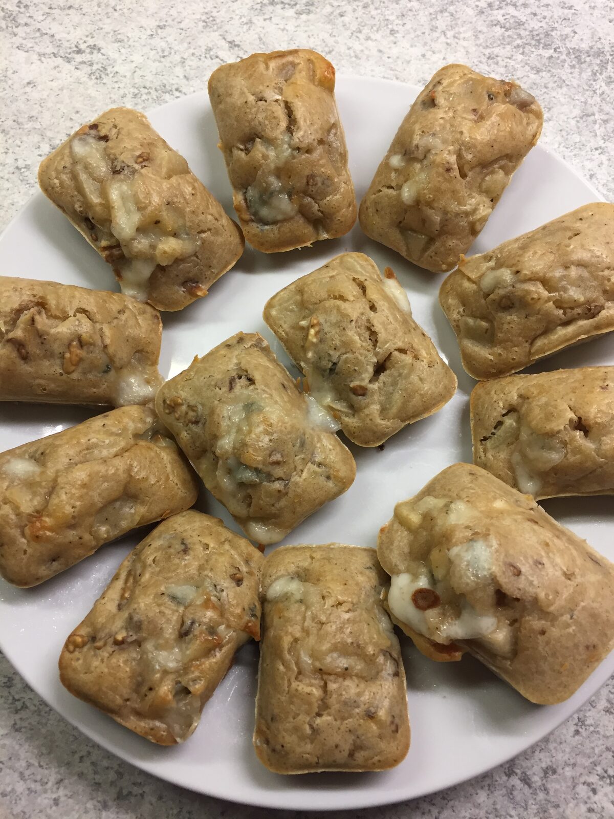 Cake roquefort, poire et noix