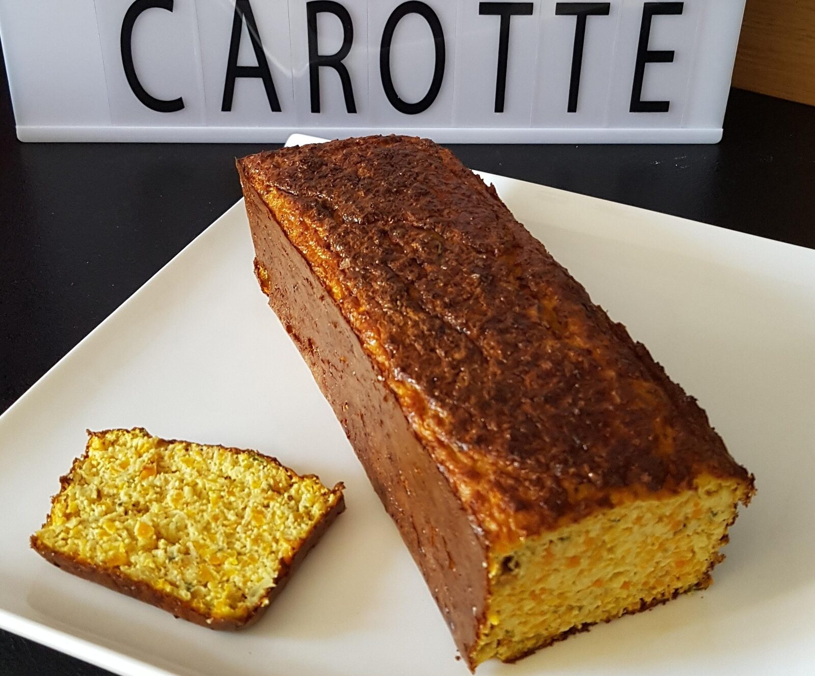 Cake salé à la carotte et aux herbes