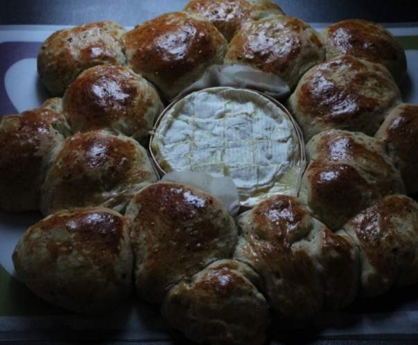 Camembert rôti et sa fleur de pains au basilic
