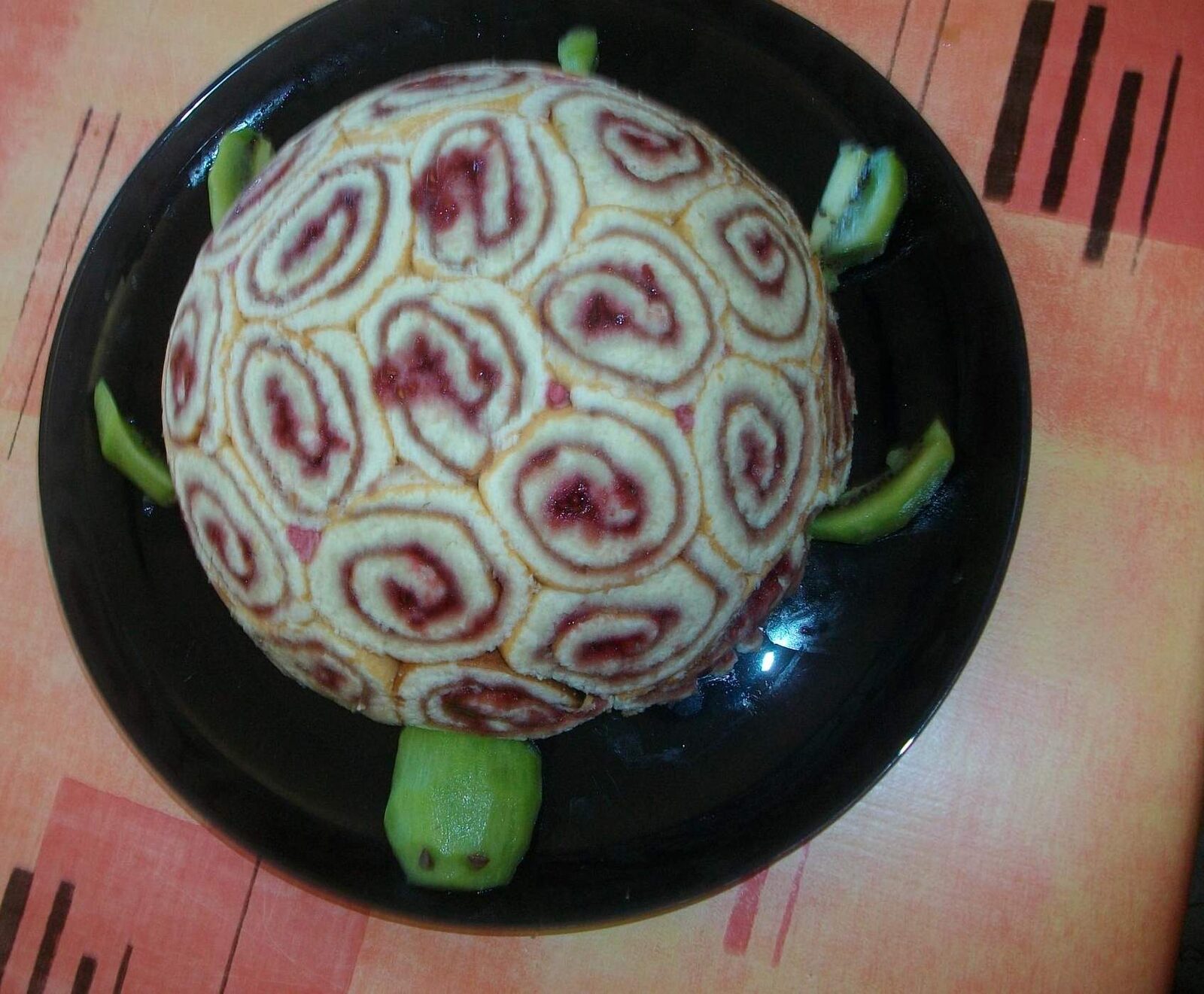 Charlotte en forme de tortue mousse framboise et chocolat blanc