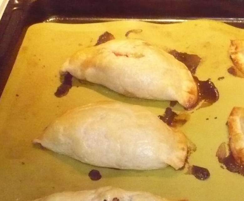 Chaussons tomates séchées, olives, ricotta et feta