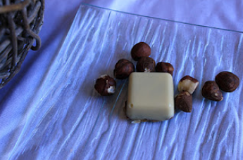 Chocolats blancs maison fourrés à la ganache et à la noisette (Pâques/Noel)