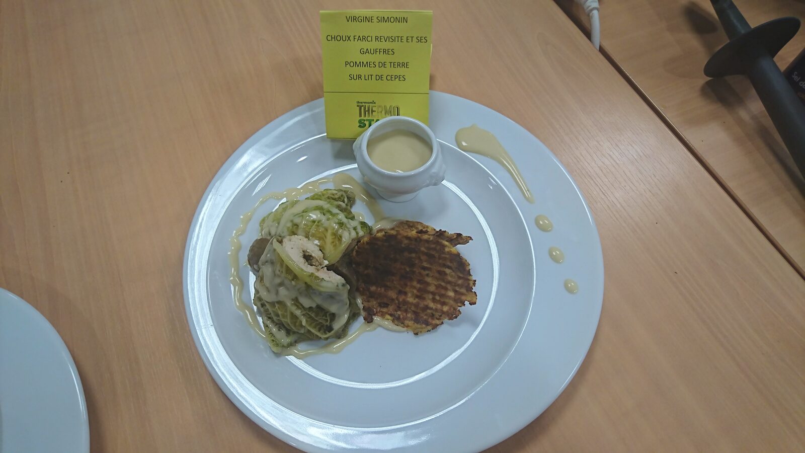 Choux farcis revisité et ses gaufres de pomme de terre sur lit de cèpes