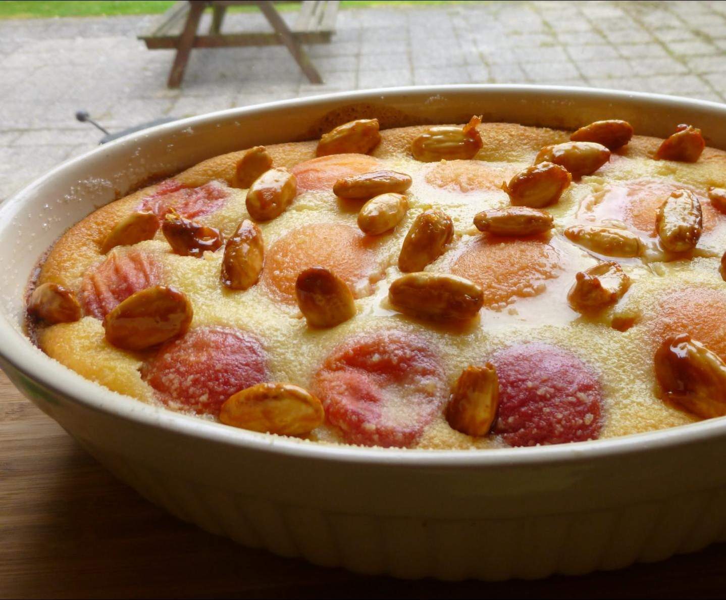 CLAFOUTIS MOELLEUX AUX ABRICOTS ET LAIT AUX AMANDES