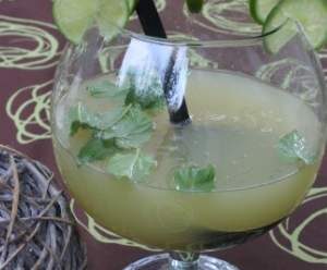 Cocktail cubain sans alcool (ananas, limonade, menthe, sirop de rhum)