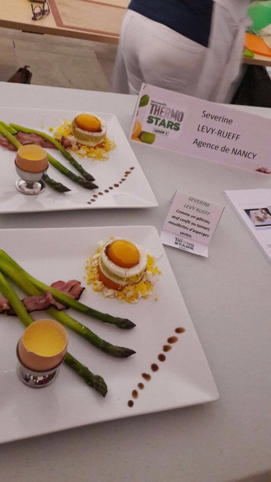 COMME UN GATEAU, OEUF CONFIT AU TAMARI, MOUILLETTES D'ASPERGES VERTES