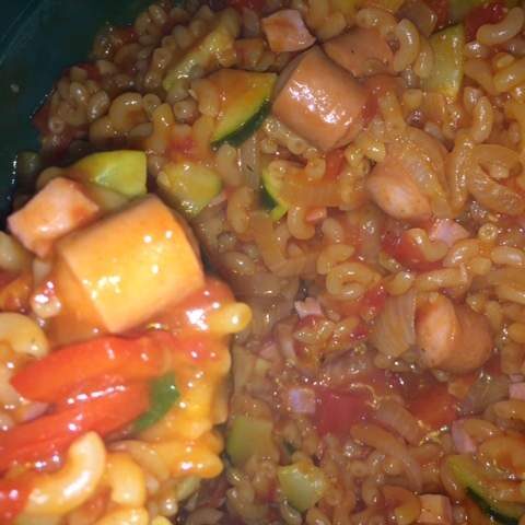 Coquillettes tomates, courgette,jambon, saucisse strasbourg