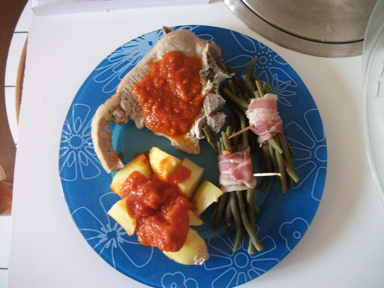 côtes de veau à la tomate et leurs accompagnements