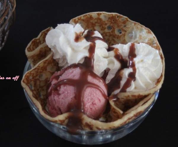 Coupe glacée façon tulipe (crêpe, glace à la fraise, sauce chocolat et chantilly)
