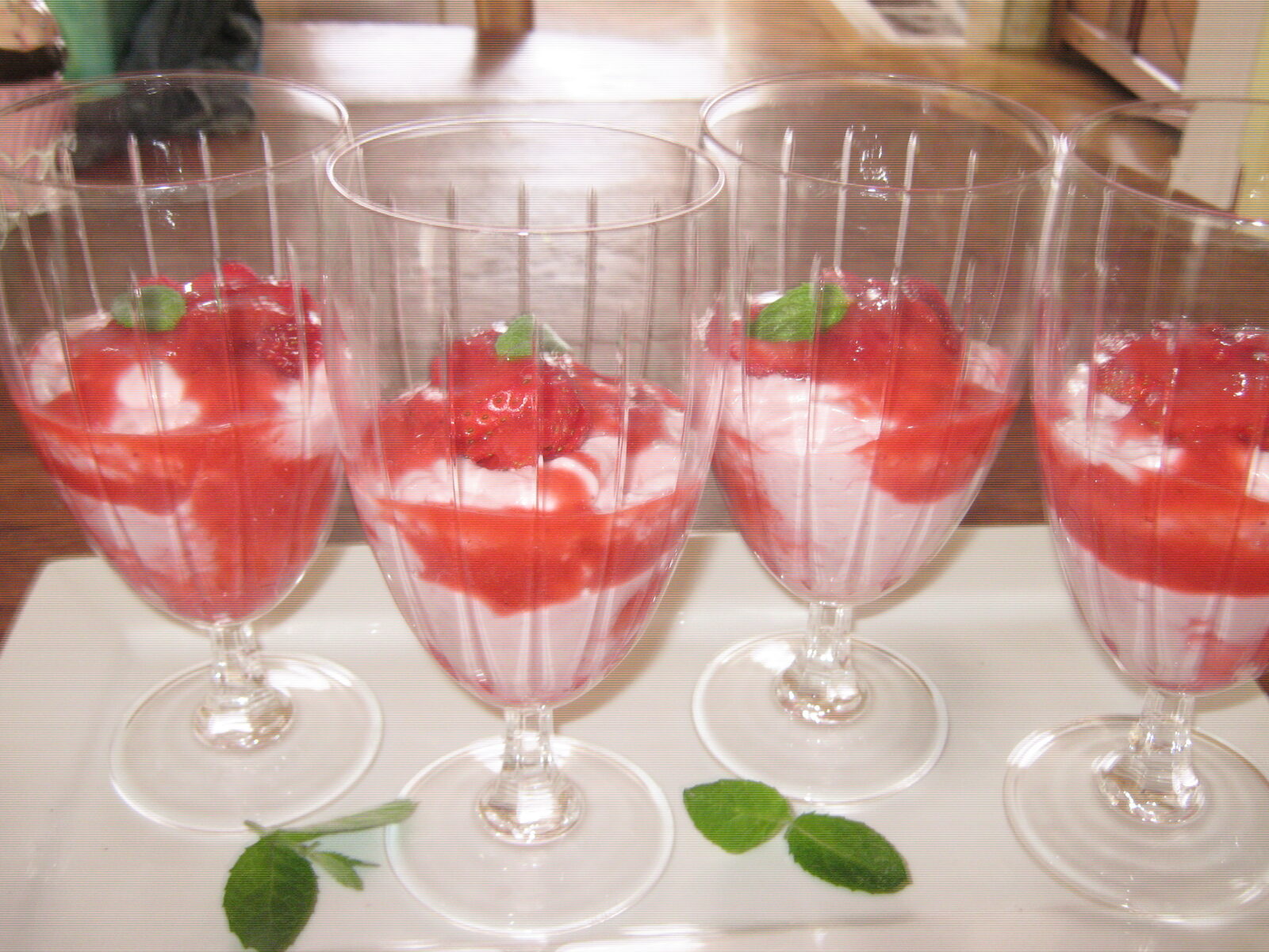 coupes de mousse de fraises légère et coulis de fraises