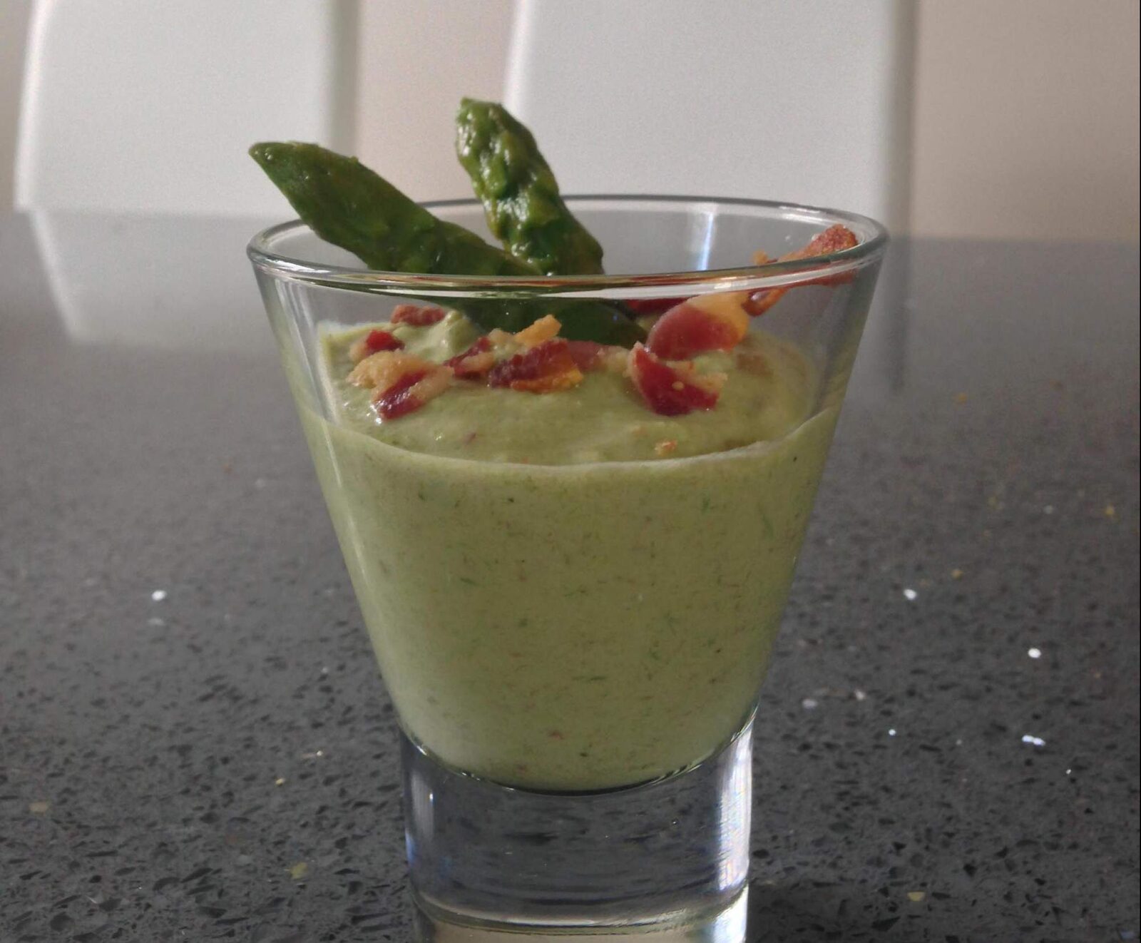Crème d'asperge et chips de pancetta