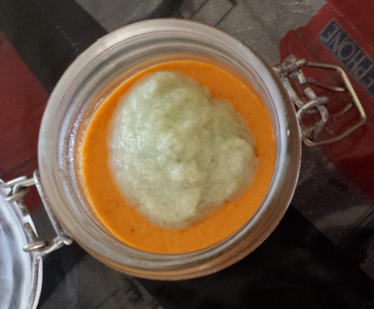 Crème de poivrons et son nuage de concombre