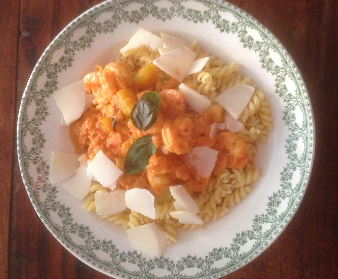 Crevettes sauce piquante avec des pâtes