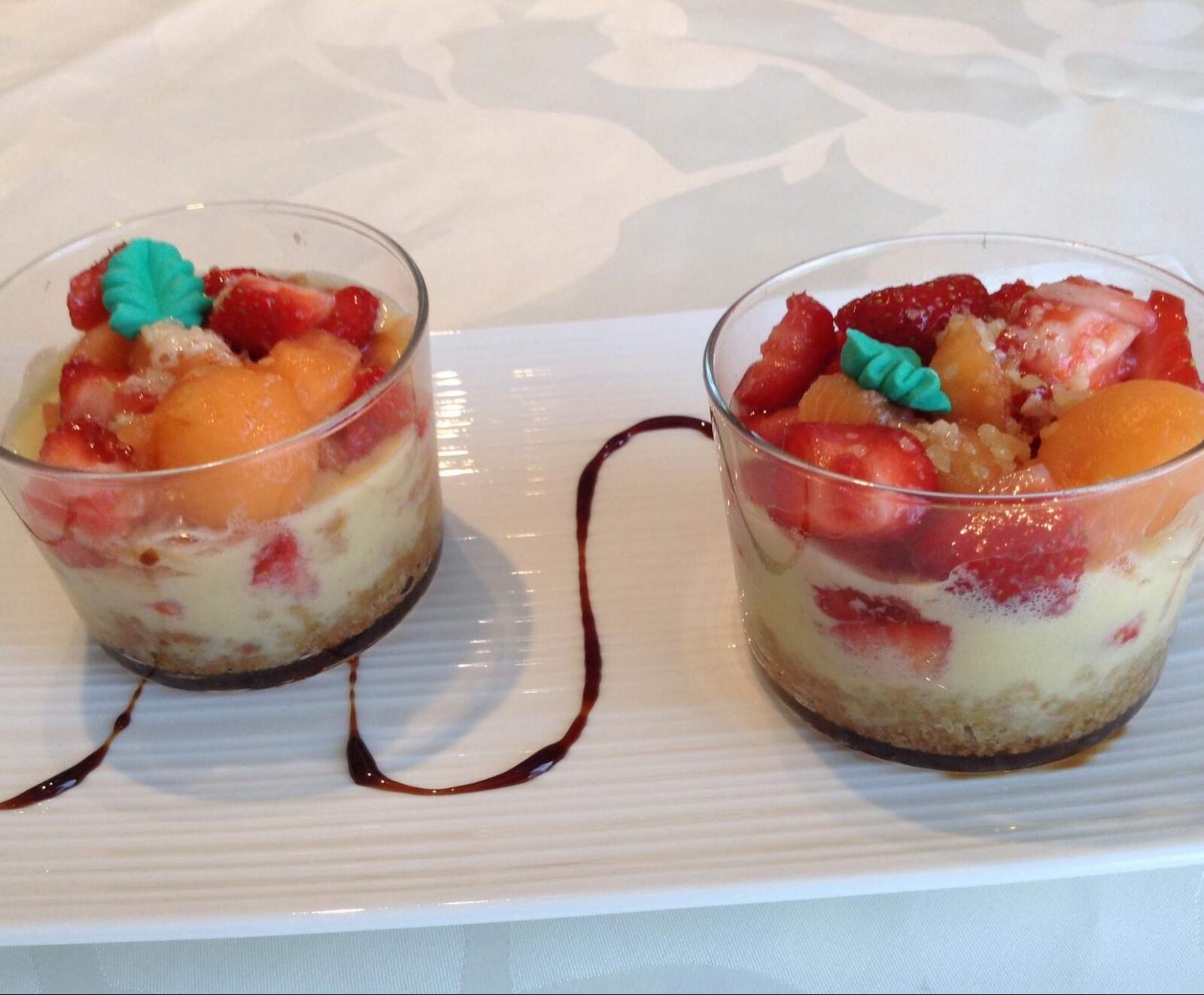 CRUMBLE FRAISE MELON sur lit de creme anglaise sans GLUTEN