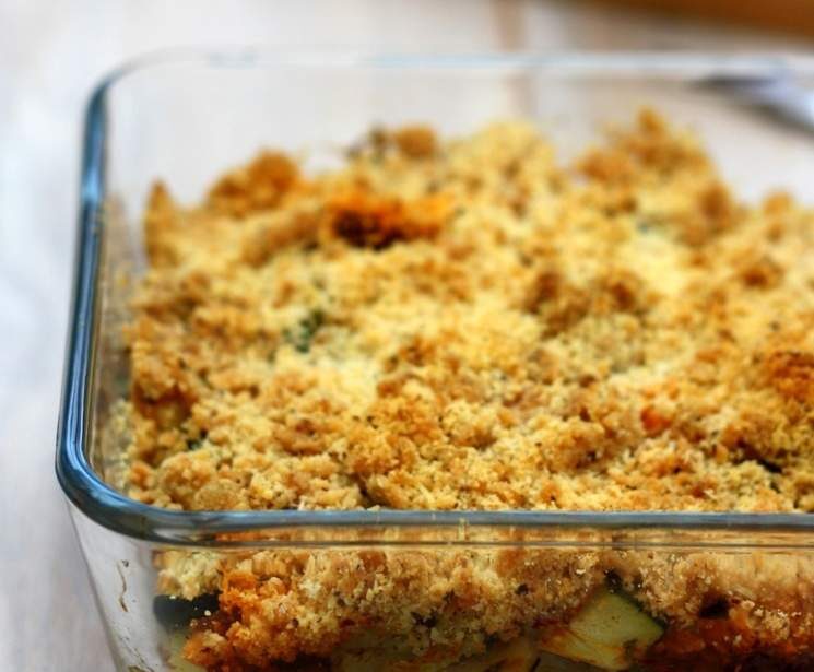 Crumble salé au courgette, tomate et chorizo