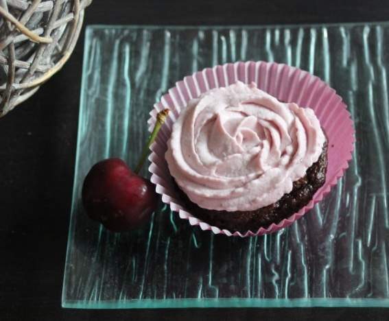 Cupcakes à la cerise (muffins chocolat, topping mascarpone aux cerises)