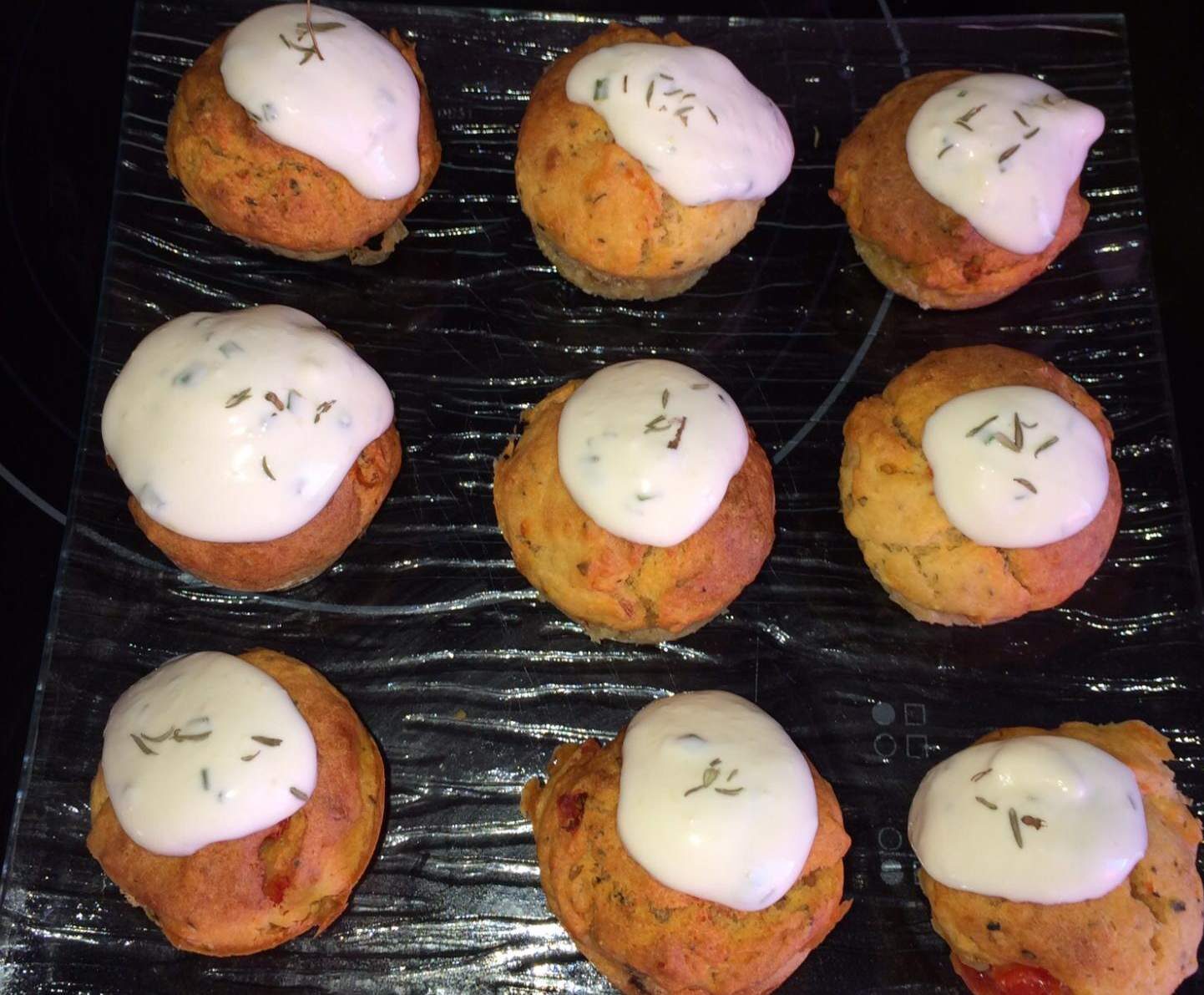 CUPCAKES salés JAMBON - TOMATE - MOZZA et glaçage CRÈME CIBOULETTE (sans œuf)