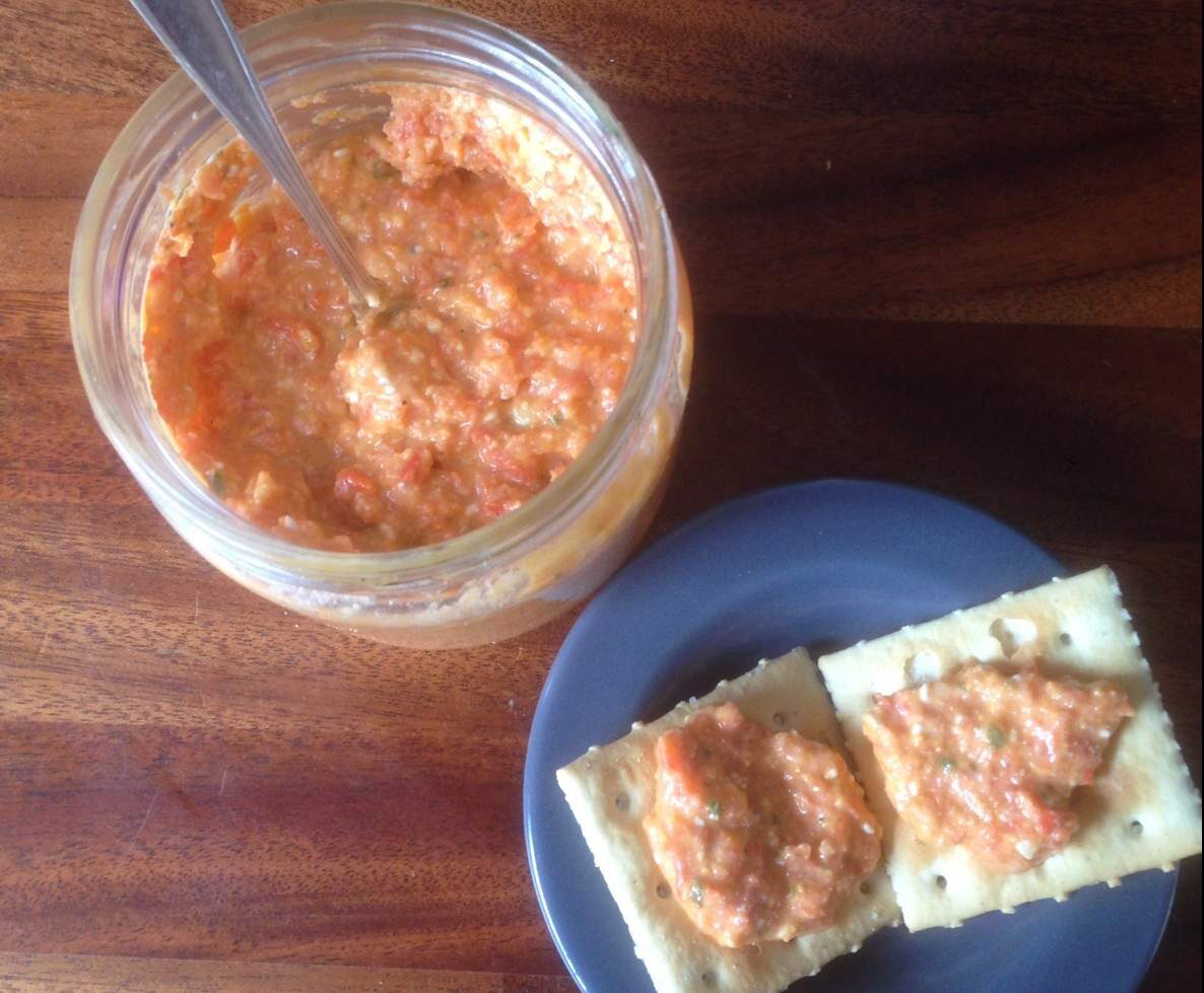 Dip ou pesto de poivrons rouges ou poivronade, excellent, sain et diététique