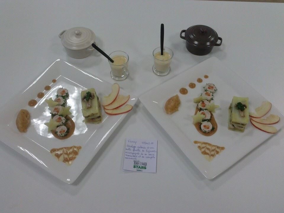 Escalope colorée et son mille feuilles de légumes, accompagnée de sa sauce camembert et sa compote normande