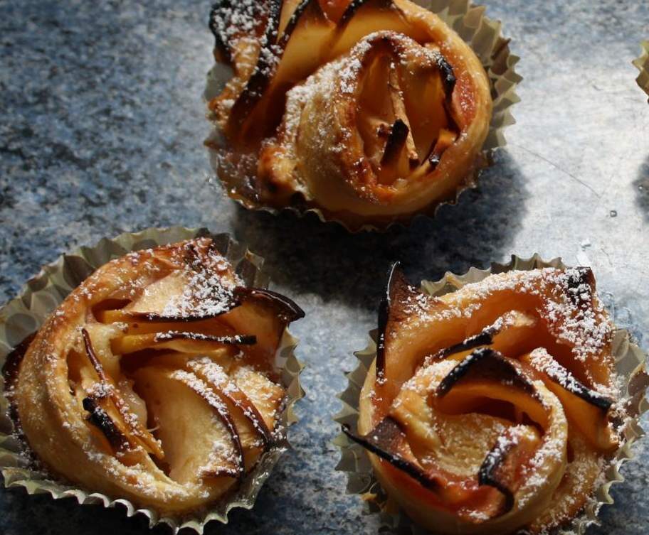 FEUILLETE AUX POMMES EN FORME DE ROSES