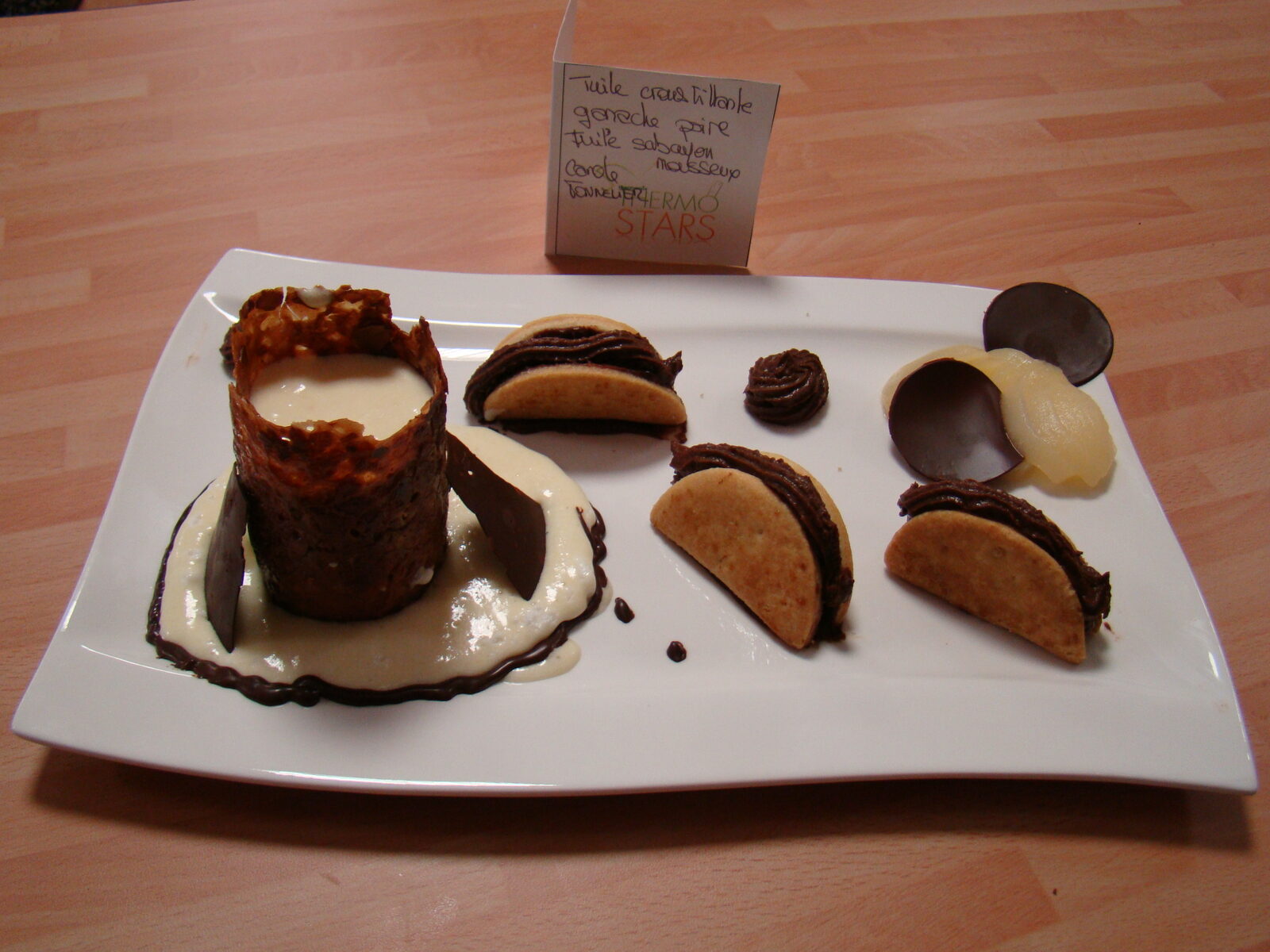 Feuilleté caramélisé, ganache à la poire, accompagné de son sabayon mousseux