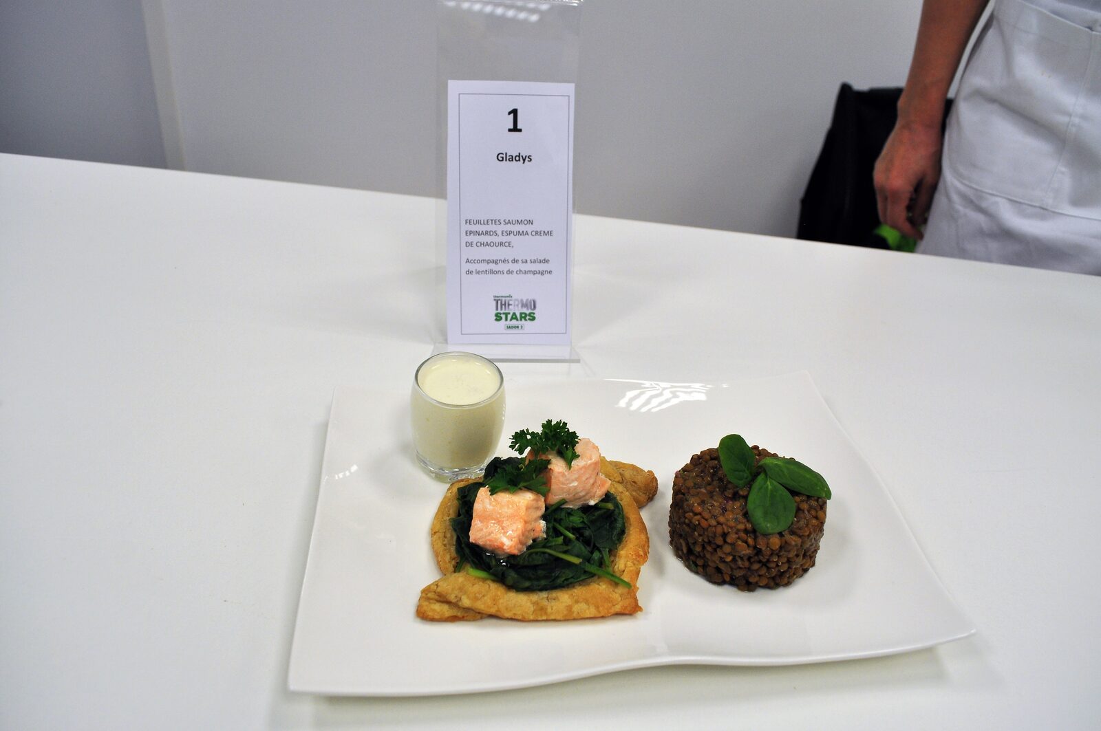 Feuilletés saumon - épinard et espuma crème de chaource accompagnés de sa salade de lentillons de Champagne