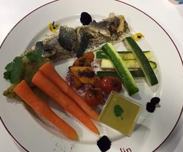 Filet de Loup Croustillant & sa Farandole de Légumes Accompagné de son Velouté de la Mer