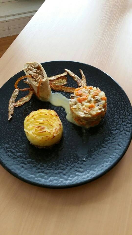 Filet de Pintade et sa farce fine, embeurrée de pommes de terre sur effilochée de pintade et ses petits légumes Thermostars