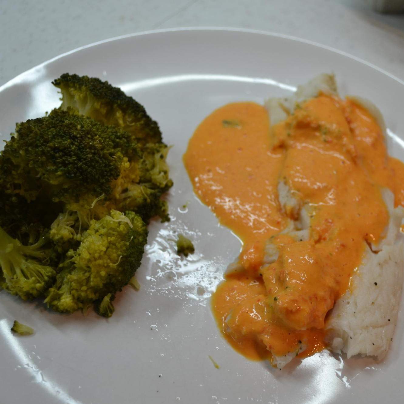 Filet de Sabre au brocolis et sa sauce poivron rouge