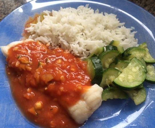 Filets de poisson sauce tomate curry, courgettes et riz basmati