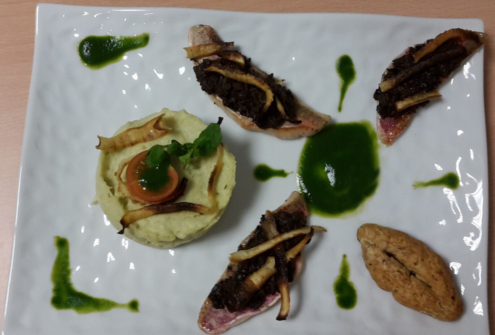 Filets de Rougets à la tapenade tiède et jus de cresson - Douceur de Panais et petite navette salée