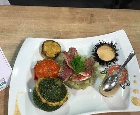 Filets de rougets sauce à l'oursin sur son lit de fenouil et ses petits farcis marin